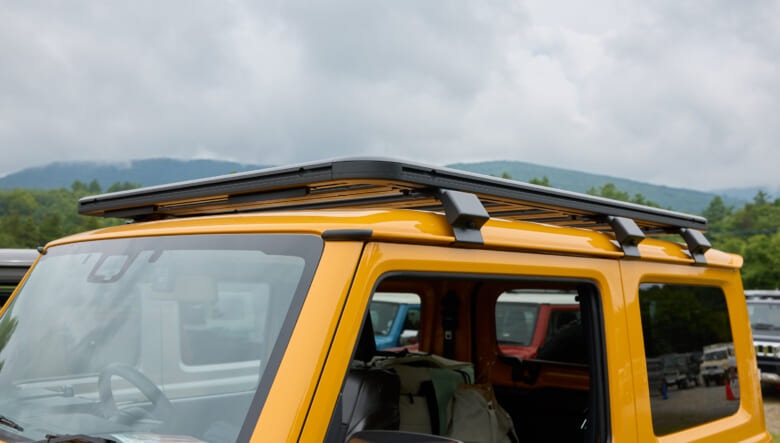 【’23 SUZUKI JIMNY JB64】ビビッドなボディカラーの都会派オフロードカスタム。