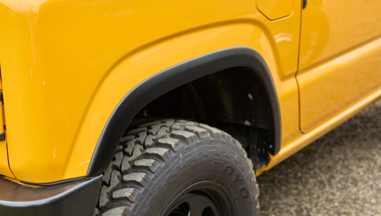 【’23 SUZUKI JIMNY JB64】ビビッドなボディカラーの都会派オフロードカスタム。