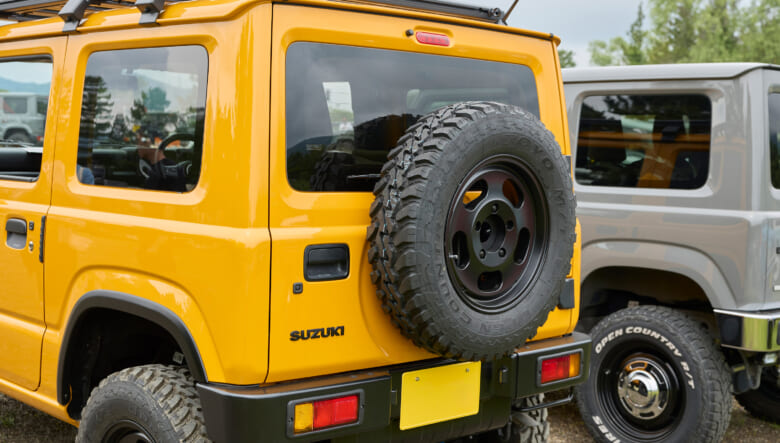 【’23 SUZUKI JIMNY JB64】ビビッドなボディカラーの都会派オフロードカスタム。