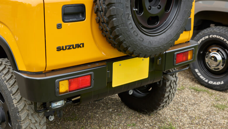 【’23 SUZUKI JIMNY JB64】ビビッドなボディカラーの都会派オフロードカスタム。