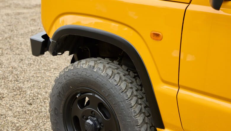 【’23 SUZUKI JIMNY JB64】ビビッドなボディカラーの都会派オフロードカスタム。