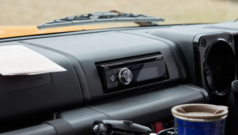 【’23 SUZUKI JIMNY JB64】ビビッドなボディカラーの都会派オフロードカスタム。