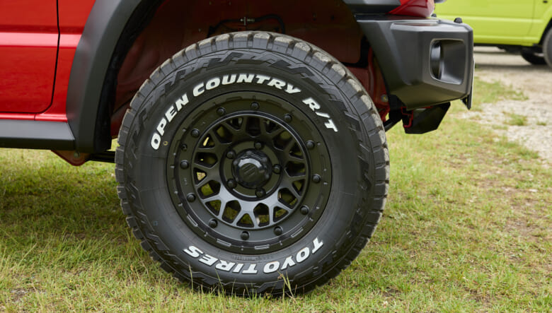 【’25 SUZUKI JIMNY NOMADE JC74】古き良きオフローダー的に、レトロさとタフさを共存。