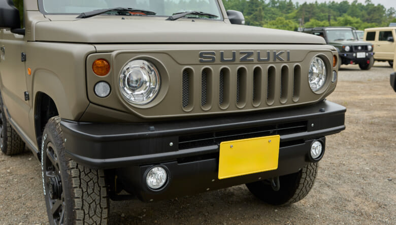 【’21 SUZUKI JIMNY JB64】自衛隊カラーを再現した、女性目線のミリタリー風味。