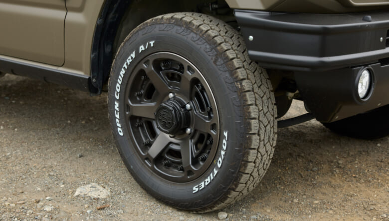 【’21 SUZUKI JIMNY JB64】自衛隊カラーを再現した、女性目線のミリタリー風味。