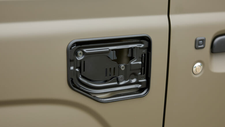 【’21 SUZUKI JIMNY JB64】自衛隊カラーを再現した、女性目線のミリタリー風味。