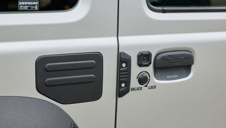 【’22 SUZUKI JIMNY SIERRA JB74】キャンプ好きアピールの、ギア感満載ドレスアップ。