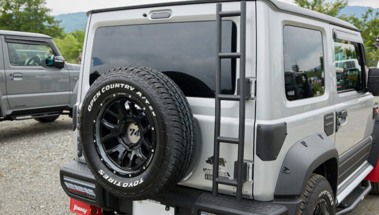 【’22 SUZUKI JIMNY SIERRA JB74】キャンプ好きアピールの、ギア感満載ドレスアップ。