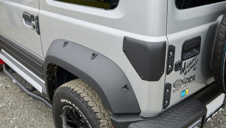 【’22 SUZUKI JIMNY SIERRA JB74】キャンプ好きアピールの、ギア感満載ドレスアップ。