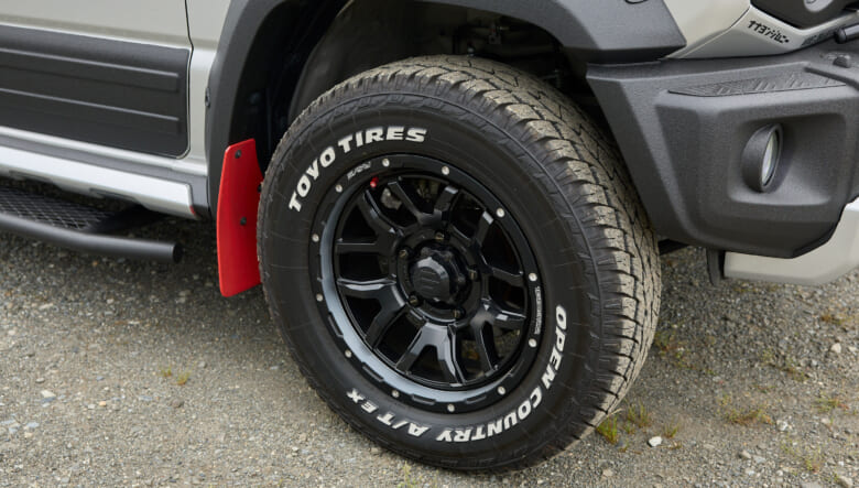 【’22 SUZUKI JIMNY SIERRA JB74】キャンプ好きアピールの、ギア感満載ドレスアップ。