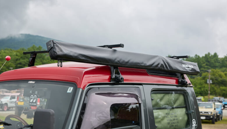 【’93 SUZUKI JIMNY JA11】深い緑と赤のルーフに、グリルは白で塗り分け。