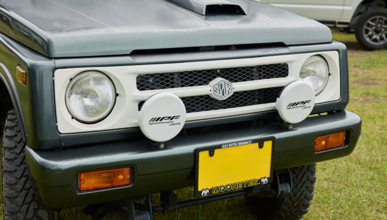 【’93 SUZUKI JIMNY JA11】深い緑と赤のルーフに、グリルは白で塗り分け。