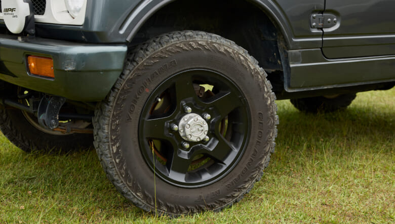 【’93 SUZUKI JIMNY JA11】深い緑と赤のルーフに、グリルは白で塗り分け。