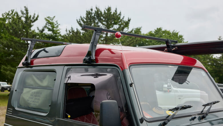 【’93 SUZUKI JIMNY JA11】深い緑と赤のルーフに、グリルは白で塗り分け。
