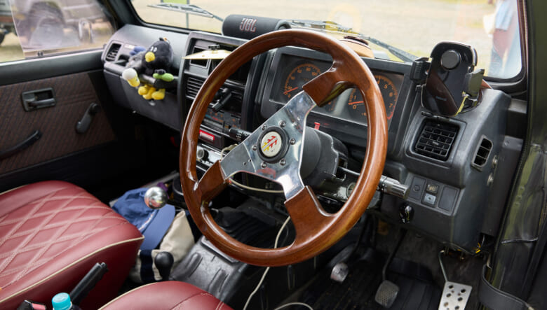 【’93 SUZUKI JIMNY JA11】深い緑と赤のルーフに、グリルは白で塗り分け。