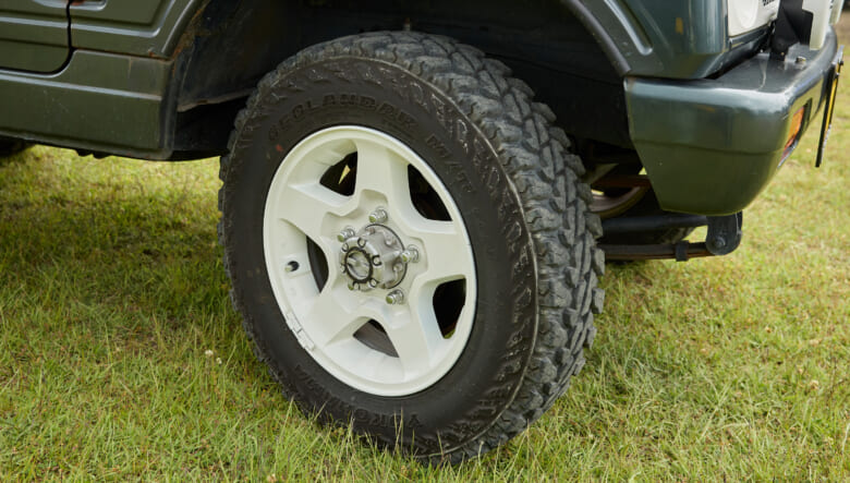 【’93 SUZUKI JIMNY JA11】深い緑と赤のルーフに、グリルは白で塗り分け。