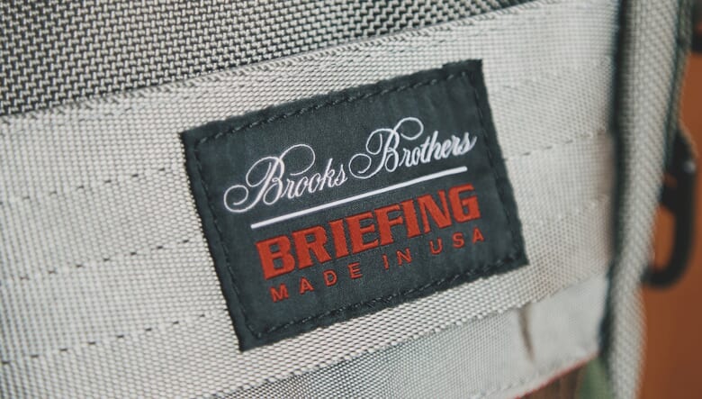 Brooks Brothers×BRIEFINGのBRIEFING BB UTILITY HELMET BAGタグ