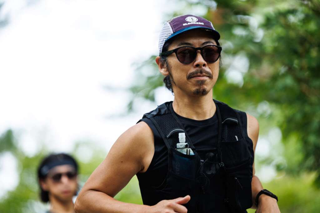 JINS SPORTS SUNGLASSES Quick Fitを装着してトレイルを走る秋山さん