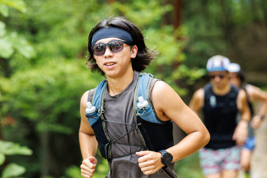 JINS SPORTS SUNGLASSES Quick Fitを装着してトレイルを走る清水さん