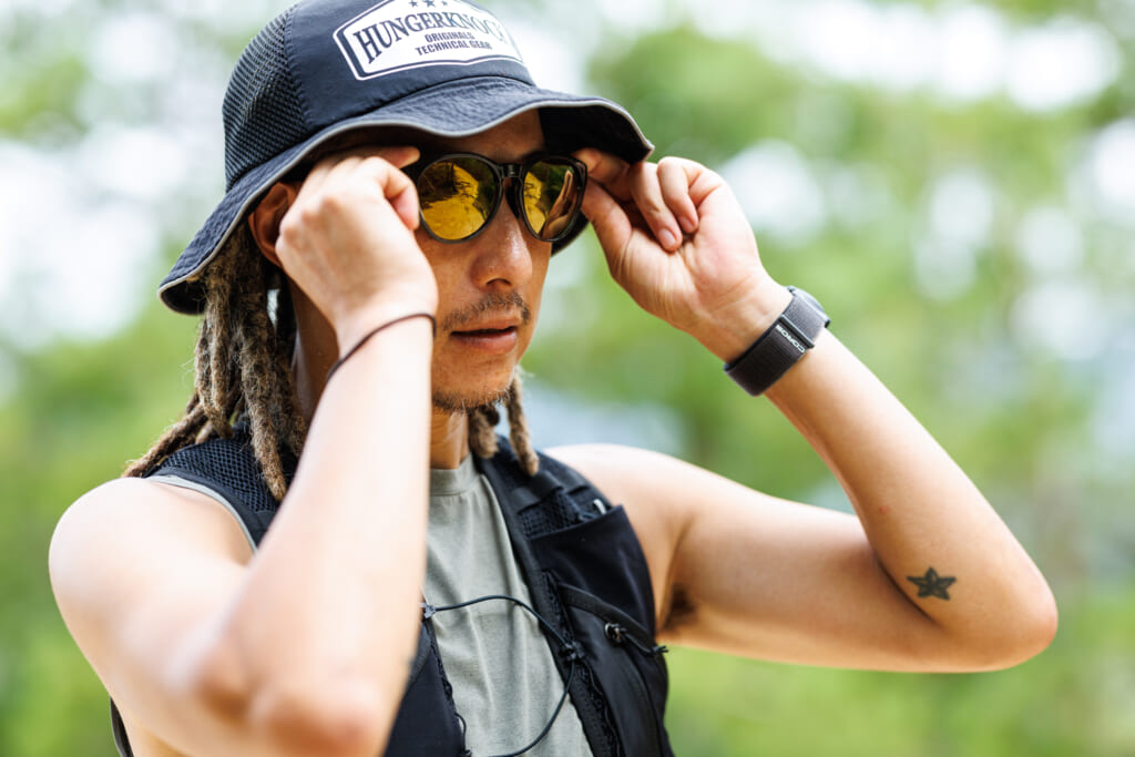 JINS SPORTS SUNGLASSESのQuick Fitについて話す山﨑さん