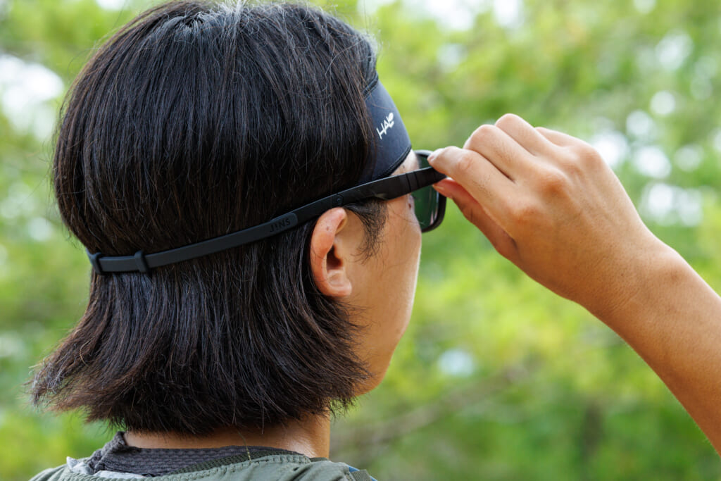 JINS SPORTS SUNGLASSES Quick Fitを装着してトレイルを走る清水さん