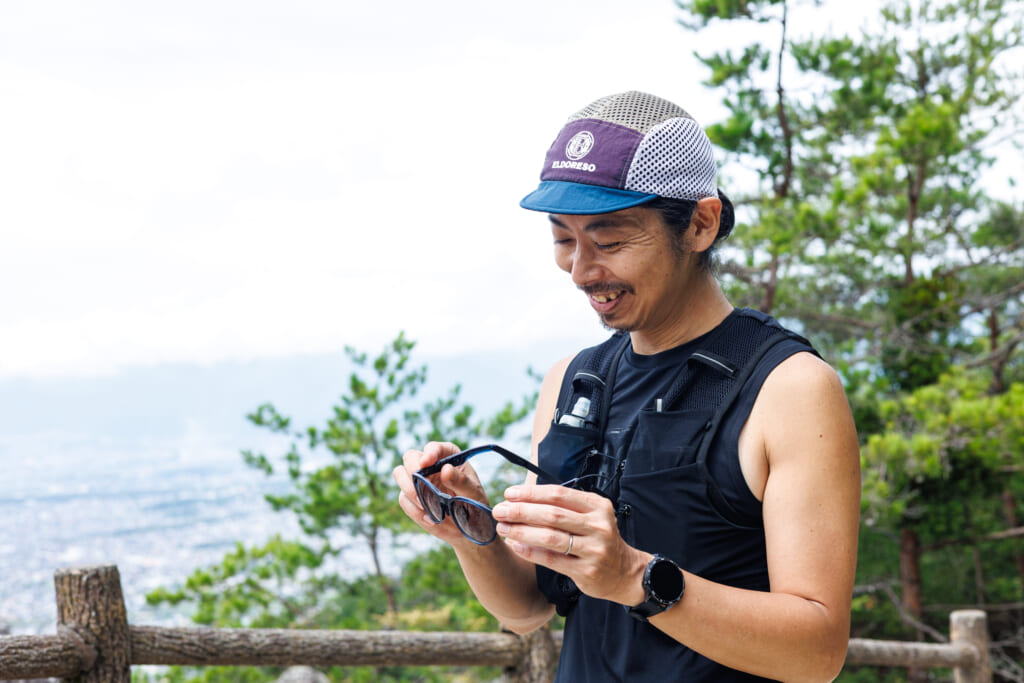 JINS SPORTS SUNGLASSESのQuick Fitについて話すRyoheiさん
