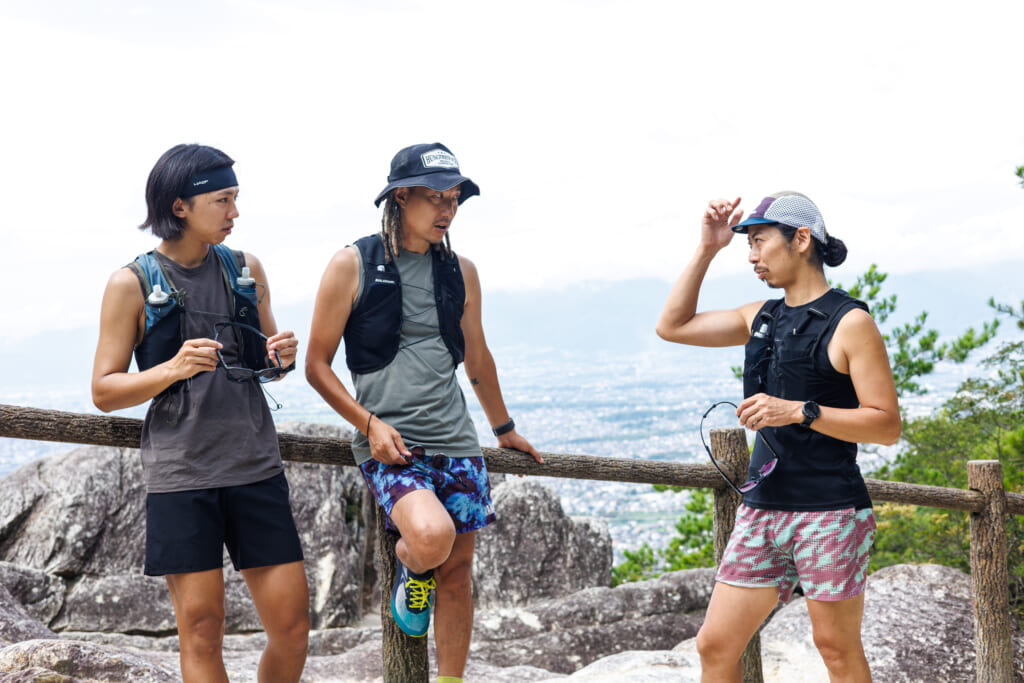 JINS SPORTS SUNGLASSES Quick Fitについて話す3人