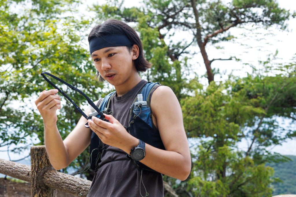 JINS SPORTS SUNGLASSES Quick Fitを装着してトレイルを走る清水さん