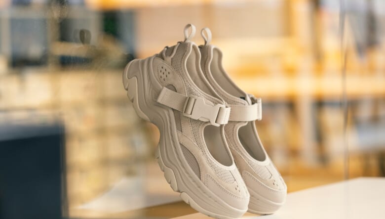 アウトドアフットウェアブランドのTeva（テバ）の、人気の厚底モデルをベースにした新作「アンプソール ガイラ メリージェーン」
