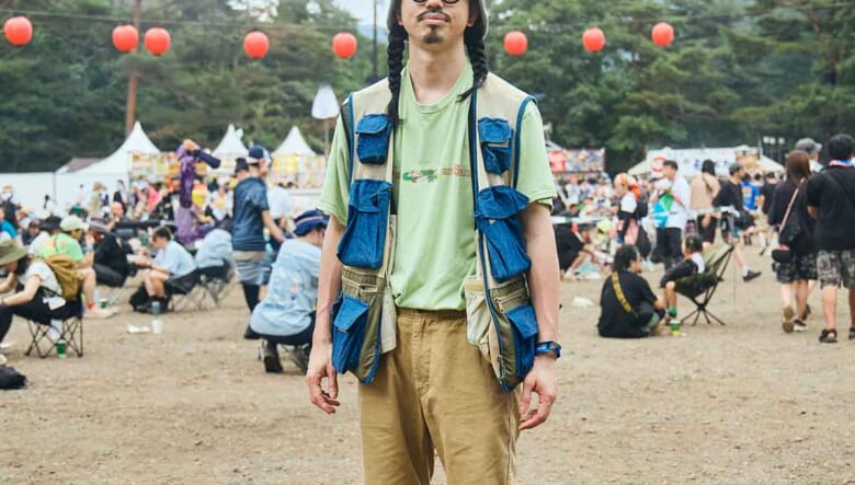 ベストの重ね着で収納力をアップ。-FUJI ROCK FESTIVAL 2026-