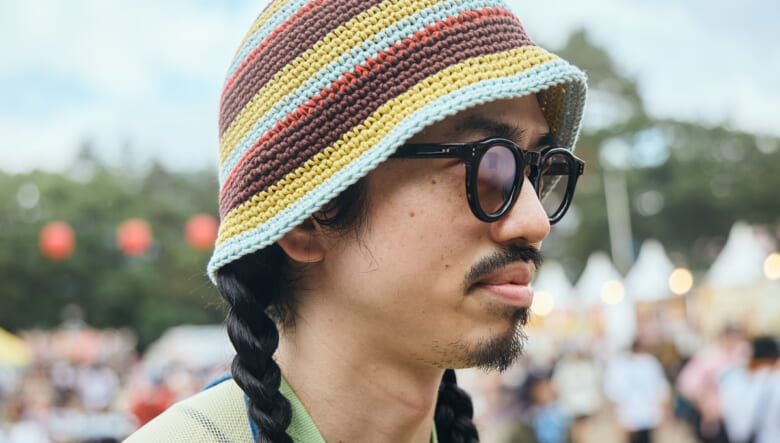 ベストの重ね着で収納力をアップ。-FUJI ROCK FESTIVAL 2026-