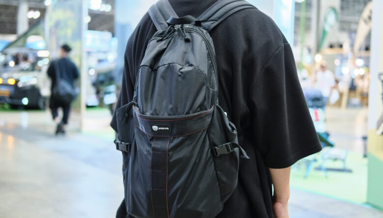 ハズしの小物でストリートを締める。-TOKYO OUTDOOR SHOW 2026-