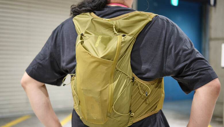 流行りのランニングベストを黒コーデで引き立てる。-TOKYO OUTDOOR SHOW 2026-