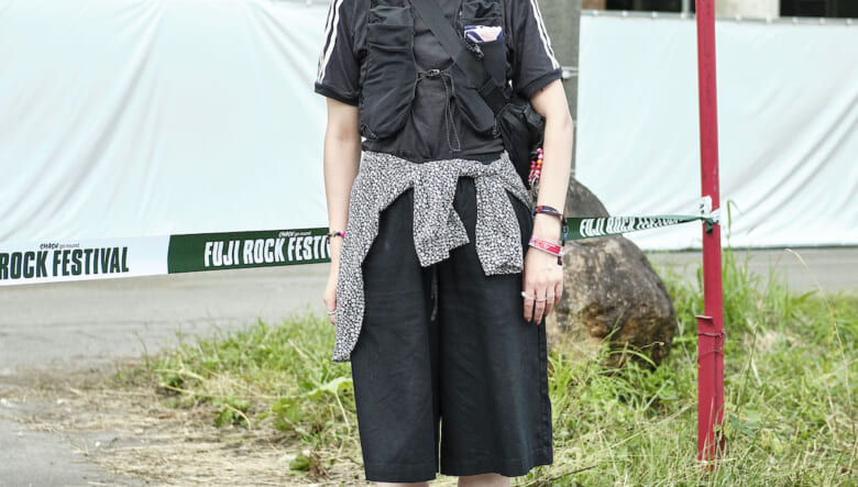 モノトーンスタイルを赤バンダナで華やかに。-FUJI ROCK FESTIVAL 2026-
