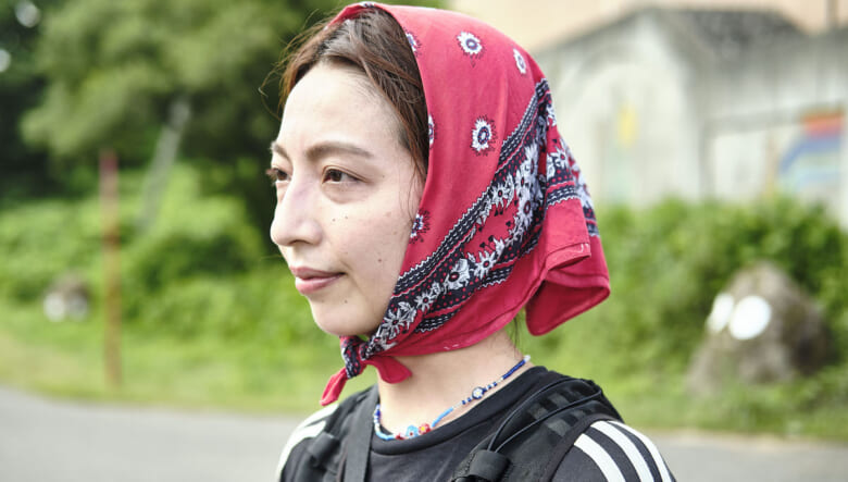 モノトーンスタイルを赤バンダナで華やかに。-FUJI ROCK FESTIVAL 2026-