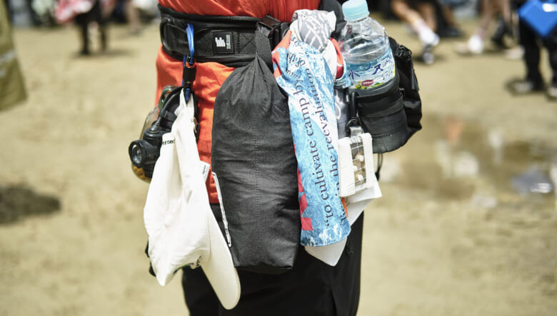 大容量のウエストバッグが最適解。-FUJI ROCK FESTIVAL 2026-