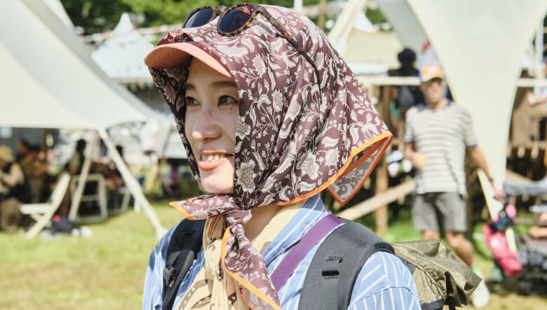 暖色系小物でアクセントを付ける。-FUJI ROCK FESTIVAL 2026-