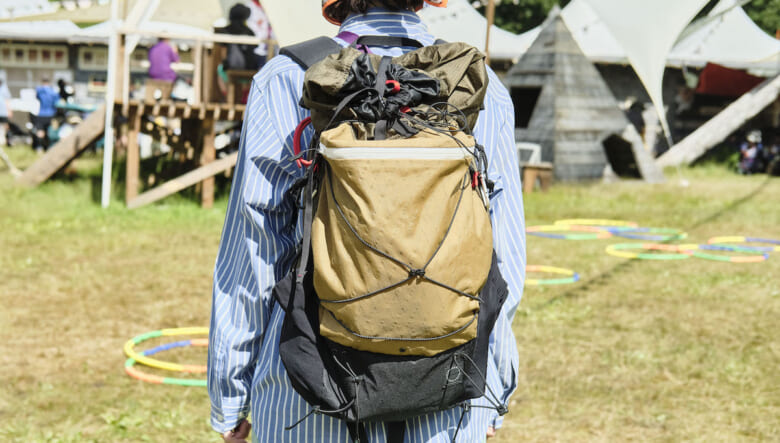 暖色系小物でアクセントを付ける。-FUJI ROCK FESTIVAL 2026-