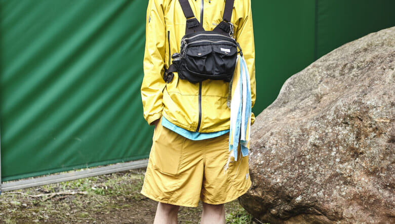 黄色セットアップを黒で引き締める。-FUJI ROCK FESTIVAL 2026- | GO