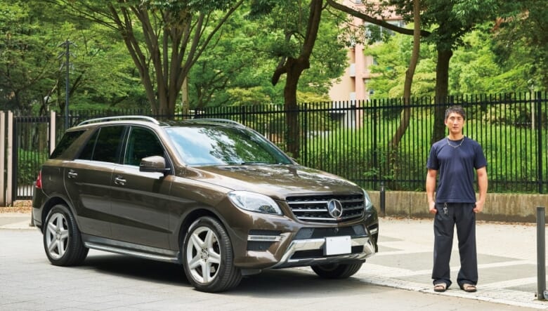 全長5m弱ある大型SUVのML350。「純正カラーのシトリンブラウンは当時の新色。これはデモカーとして展示されていた1台のようで、同じカラーリングのモデルは国内にこれを含めて2台しかないって聞きました」。