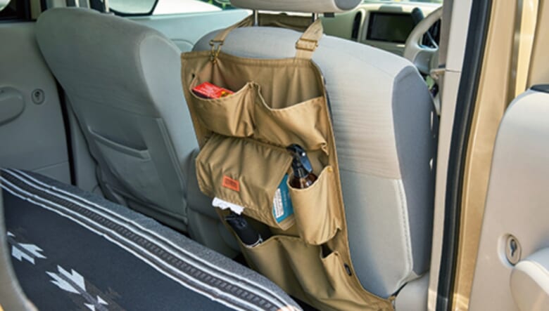 ユニバーサルオーバーオールのシートバックポケットを装備。「カー用品と一緒に釣り竿とかも入れています」