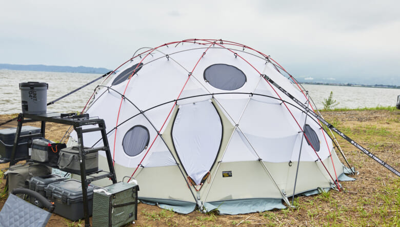 ストロングホールドは15本のポールを使い、かなりの強度を誇る山岳用ドームテント。大人10人まで入るのでグルキャンの宴開幕としても大活躍。