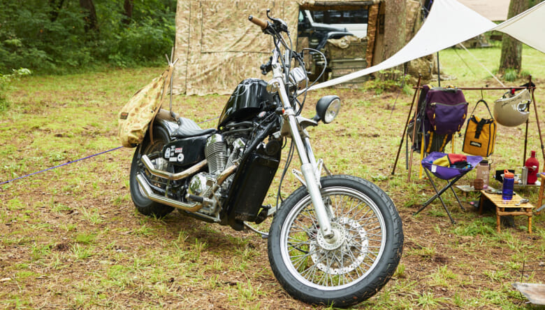 古き良き時代のバイカーを目指し、ホンダのスティードはほとんどのパーツを自ら付け替え、ハーレーのタンクには自分でイラストまで入れているそう。