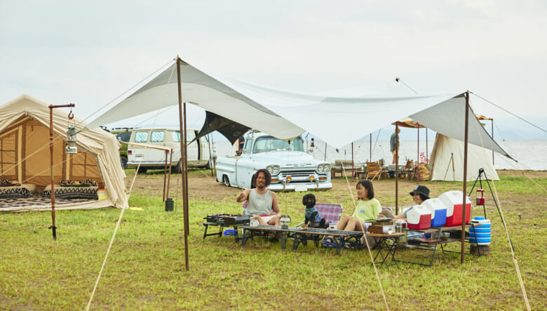 家族も愛犬ものびのびくつろぐ。湖畔のグランピングは設営も快適に。（GO OUT CAMP 猪苗代 vol.12）