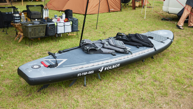 フォルボットのSUPはインフレータブルタイプで、持ち運びも便利。ベストもSUPのボディカラーに合わせたアイテムをチョイス。