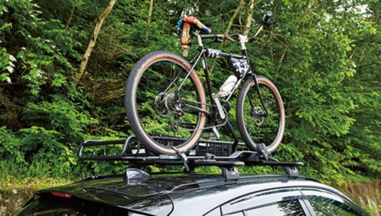 サイクルキャリアには、細部までカスタマイズされたサーリーのMTBを積載。