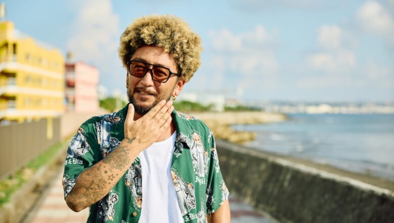 砂辺を散歩して、馴染みのダイニングバーで乾杯。RYO（ORANGE RANGE）のチルな休日に密着。【MY PLAYFUL WEEKEND ♯05】