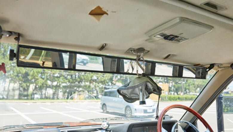 90年代のトラッキンカルチャーで人気だったウインクミラーを装備。車内灯の代わりにゴーライトを吊るしている。