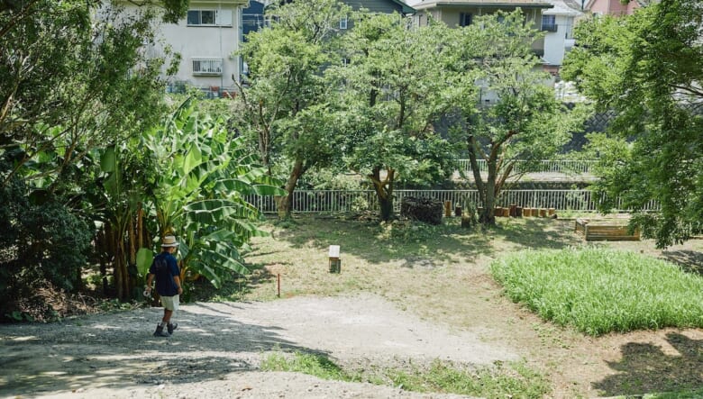 移動式の石釜も鎮座？　世界を旅する写真家の、オトナの秘密基地に潜入。【MY PLAYFUL WEEKEND ♯04】