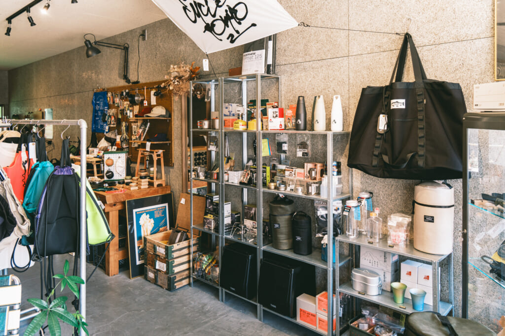 京都府笠置町にあるTHEUNFORMSTOREの店内
